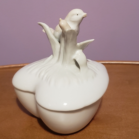 Bird and Cattail Trinket Dish Porcelain Heart Shaped Lidded - Picture 2 of 6